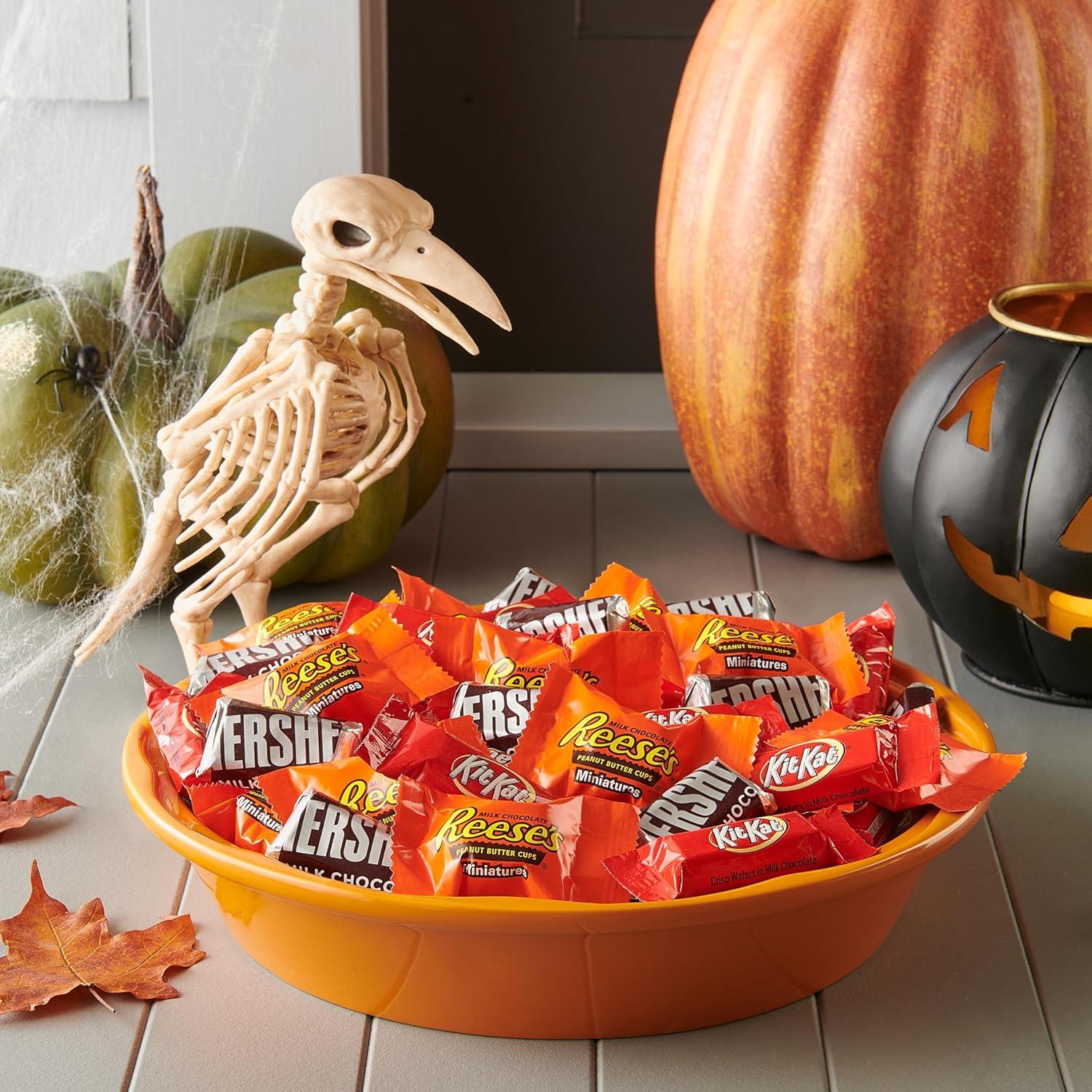 imageHERSHEYS KIT KAT and REESES Assorted Milk Chocolate Candy Variety Bag Halloween Candy 8039 oz 265 Pieces