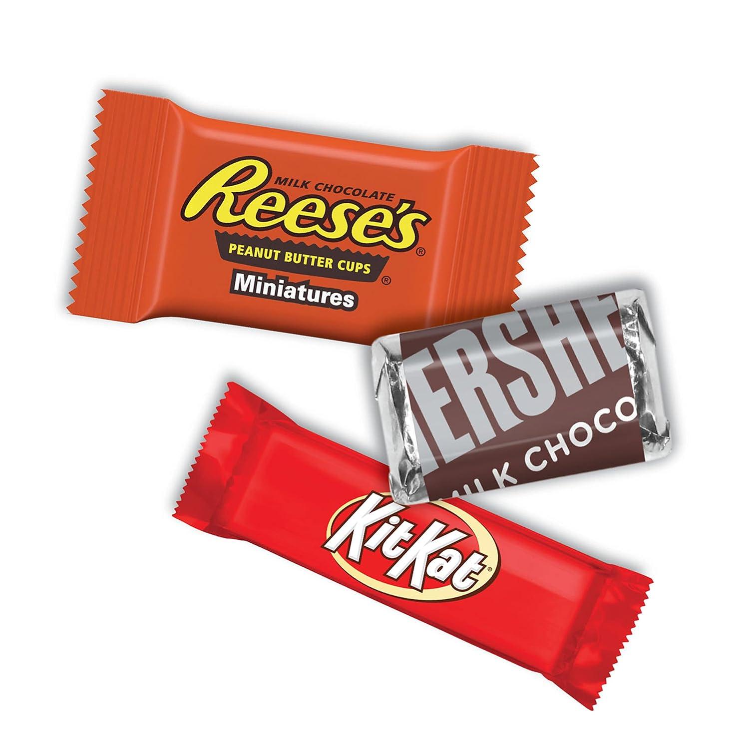 imageHERSHEYS KIT KAT and REESES Assorted Milk Chocolate Candy Variety Bag Halloween Candy 8039 oz 265 Pieces